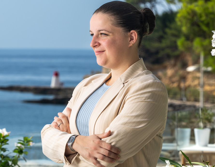 HÔTEL BLEU À CARRY-LE-ROUET. Manon Rizzo nommée directrice de salle du restaurant gastronomique L’oursin