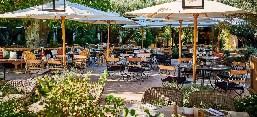 LA TABLE D’ESTOUBLON À FONTVIEILLE. Art de vivre de la Provence